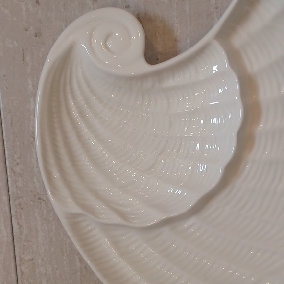 FIB Burton & Burton Scalloped Off-White Shell Appetizer/Dip Serving Platter - Picture 2 of 6